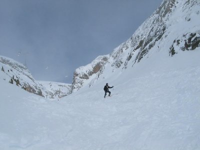 Meine Wenigkeit im &amp;quot;Canyon&amp;quot;, eine übrigens rote Abfahrt. Hier oben noch recht steil, so schmal bleibt es allerdings fast bis ganz unten. Typisch für die 2. Etage, die massiven Felsriegel. Oben die 6-EUB Marmottes 2.