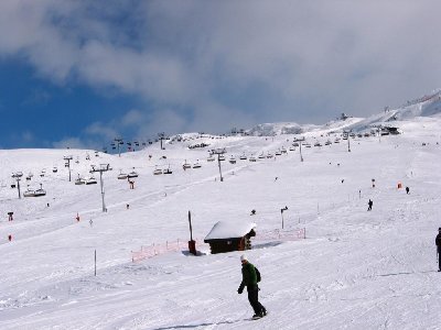 Skiwiesen Bergers. Links 4-SB Fontbelle, rechts die neue 6-KSB Romains.