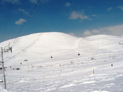 Blick in Richtung Col de Poutran mit der Signal-Ostflanke (Piste &amp;quot;Hirondelles&amp;quot; mit den markanten Schneeerzeugern) und dem riesigen Anfänger-Gelände