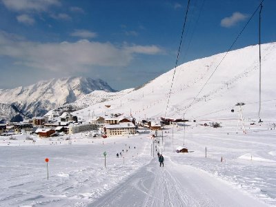 Blick zurück zum Rond point mit den Talstationen, hinten der Signal, links die grüne Abfahrt &amp;quot;Lac Blanc&amp;quot;