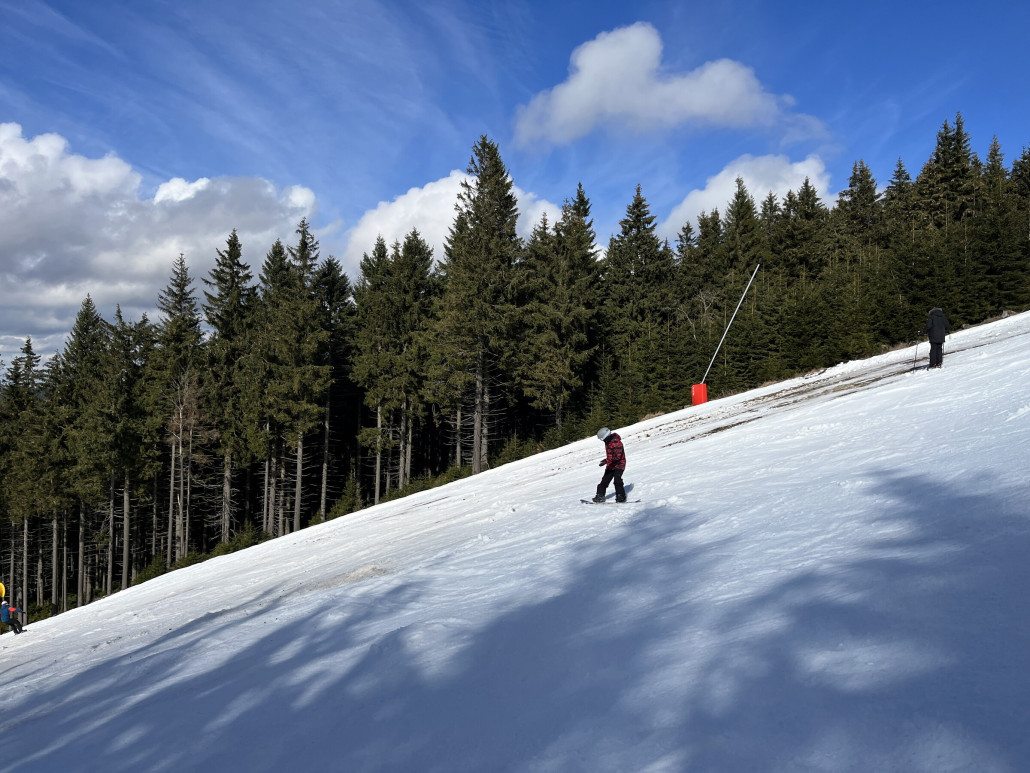 Dann wieder rechts dünne bis schneefrei, also links fahren