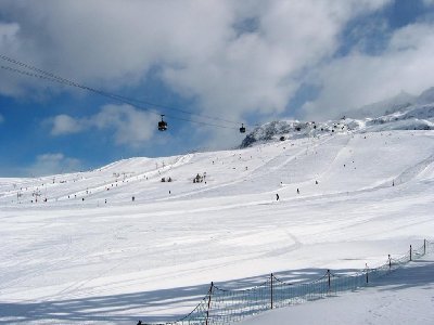 DMC Grandes Rousses 1, Blick bergwärts, links die Trippel-SLte Jeux und die drei riesig breiten Abfahrten des 1er Troncon.