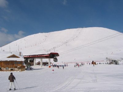 Talstation DMC Grandes Rousses 1 auf 1860 m am Rond Point des Pistes. Hinten der Signal, 2112 m.