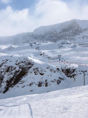 4-SB Lièvre blanc (1998, GMM, 1,45 km, 1800 p/h). Markant, die Sesselform und die Felsstufen der 2. Etage