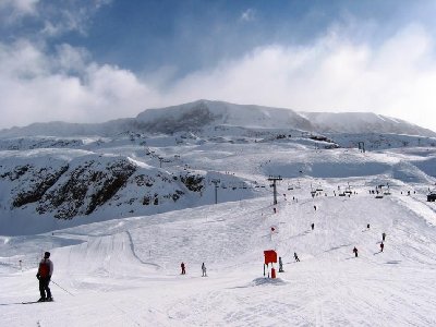 An der Mittelstation des DMC auf 2100 m. In Bildmitte die 4-SB Lièvre blanc, oben die Mittelstation Marmottes auf 2335 m. Dazwischen die Piste &amp;quot;Couloir&amp;quot;