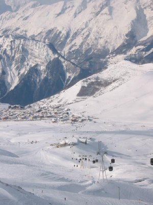 Zoom die DMC-Trasse hinunter nach Alpe d´Huez. Es ist ganz schön weit, die erste Sektion des DMC ist auch 1,45 km lang!