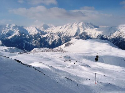 Blick auf das DMC Grandes Rousses 2 vom ungewalzten Starthang der &amp;quot;Chamois&amp;quot;. Unten Alpe d´Huez.