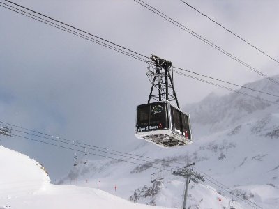 Kabine der Pic Blanc-Bahn. Besonderheit: zwei Zugseile, nur ein Tragseil! Hinten die 4-SB Lac Blanc