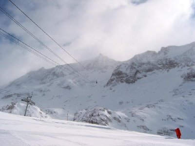 Blick auf die PB-Trasse zum 3323 m hohen Pic Blanc. Die Bahn im Testbetrieb, nimmt noch keine Gäste mit hinauf