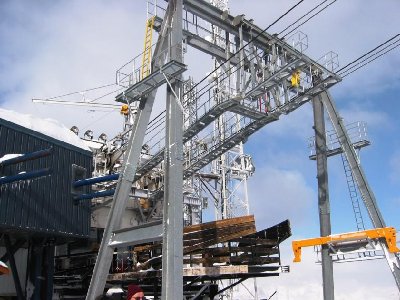Talstation der 80-PB Pic Blanc auf 2610 m. Wozu wohl dieses riesige Portal gut ist?