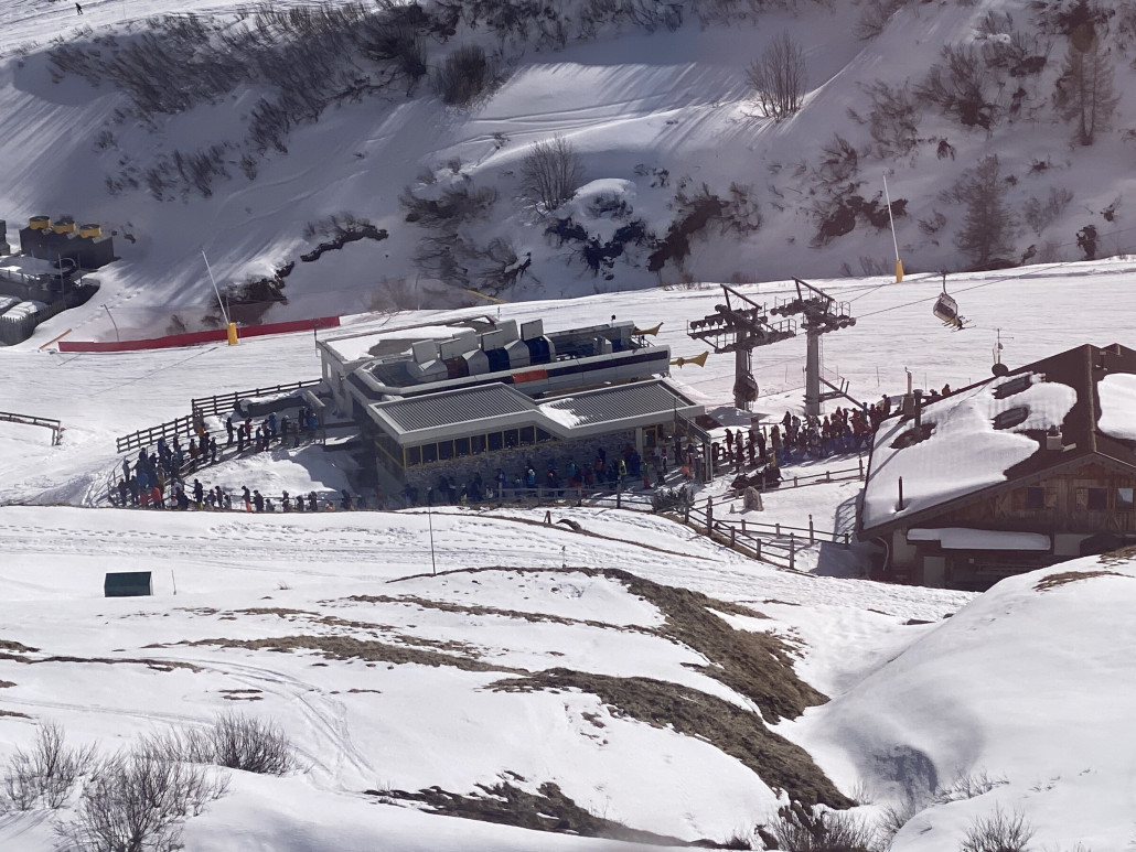 Schlange am Lezuo (rechts geht es noch weiter)