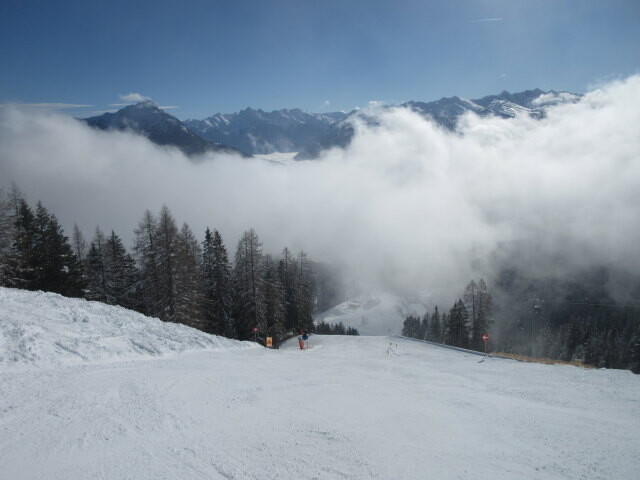 Alpjoch-Abfahrt, rechts daneben die 10-MGD Alpjoch, unter den Wolken die Untermarkter Alm (1.491 m)