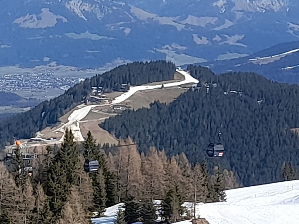 Blick zum Astberg: Die Piste zum Hausberglift ist - wie schon Lukas 1234 geschrieben - zu.