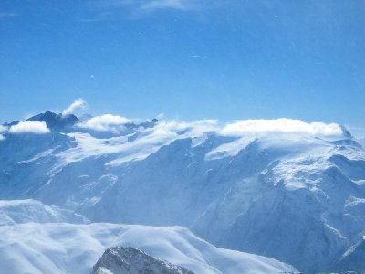 Die Gletscherwelt des Dome de la Lauze wattet sich in Nebelbänke. Links die Bergstation La Grave am Col de Ruillans, 3211 m, rechts die Station Glacier, 3170 m in Les Deux Alpes. Ganz ordentliche Dimensionen, diese Plateauvergletscherung