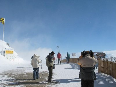 Auf dem Pic Blanc stürmt es immer noch zeitweise brutal. Rechts geht die Treppe hinunter zur 4-SB Glacier und zum Direkt-Einstieg zu dessen schwarzem Steilhang