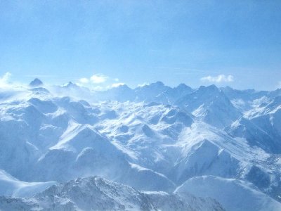 Zoom nach Les Deux Alpes. Links: die Eiskalotte des Gletschers, rechts der Ort, daneben der Rücken von &amp;quot;Crêtes&amp;quot;, in Bildmitte der &amp;quot;Fée&amp;quot;-Sektor