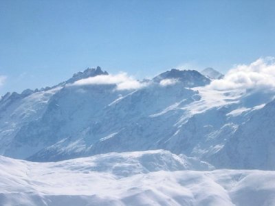 La Meije, 3983 m und Le Rateau, 3809 m (v. l.), rechts die weiße Gletscherfläche ist der Glacier de la Girose vom Skigebiet La Grave