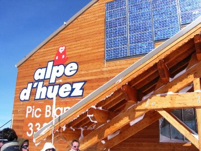 Gebäude der Bergstation mit Solar-Panel