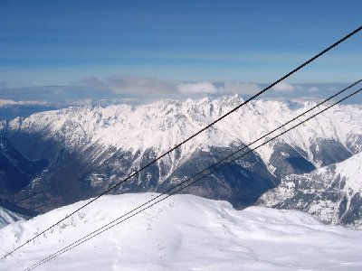 Man sieht direkt ins 2600 m tiefer liegende Romanche-Tal hinunter. Unten die weiße Kuppe, das ist der Dôme de Petits Rousses, darüber der 2986 m Pic de Belledonne, höchster Punkt dieser vorgelagerten Kette. Man sieht, wie extrem eingeschnitten das Romanch
