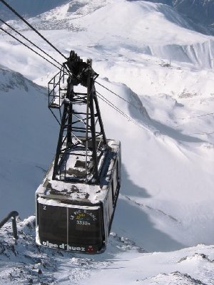 Einfahrt der PB in die Bergstation auf 3323 m