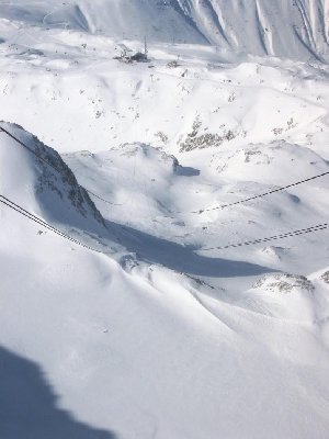 Zoom die PB-Trasse hinunter. Man sieht deutlich die 4-SB Lac Blanc, den kurzen Rückbringer zur PB-Talstation