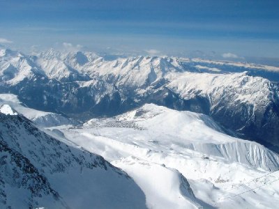 Auf dem 3323 m hohen Pic Blanc. Blick nach Alpe d´Huez (1860 m), dahinter schweift der Blick über zwei-drei vorgelagerte Bergketten nach Südwesten