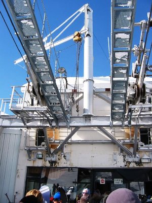 Im Wartebereich der 80-PB Pic Blanc (letzter Umbau 1981). Wozu die vielen Kräne, Flaschenzüge etc. alle gut sind?