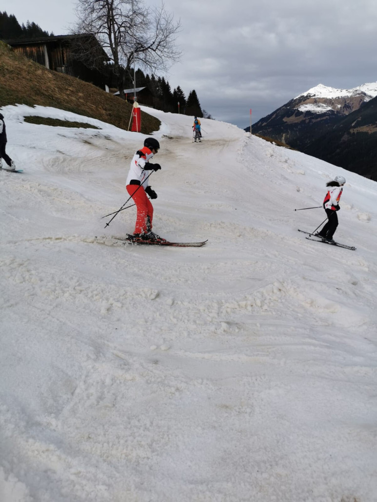 Die rote Schutzmatte oberhalb der Piste ist die angesprochene Schneelanze