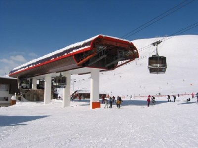 Talstation DMC Grandes Rousses 1. Die komplette Beschleunigungs- u. Kuppelstrecke steht aufgeständert. Ganz schön lange Station, wie ich finde
