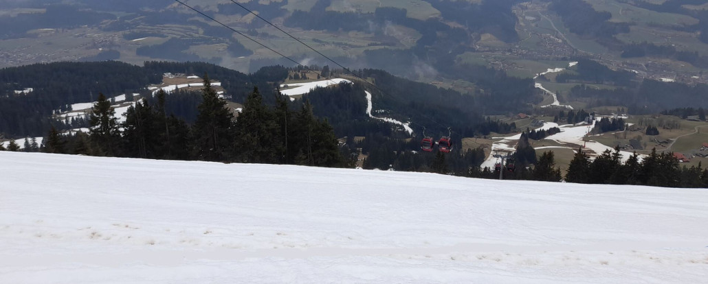 Blick vom Gipfel zu den Pisten im Bereich Foisching