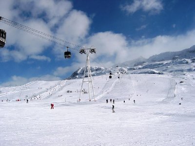 DMC Grandes Rousses 1 und Trippel-SLte Jeux. Pistenfläche ohne Ende. Die DMC-Stützen hier sind deutlich diskreter als die Undinger drüben in Deux Alpes. Sind auch ein Jahr jünger