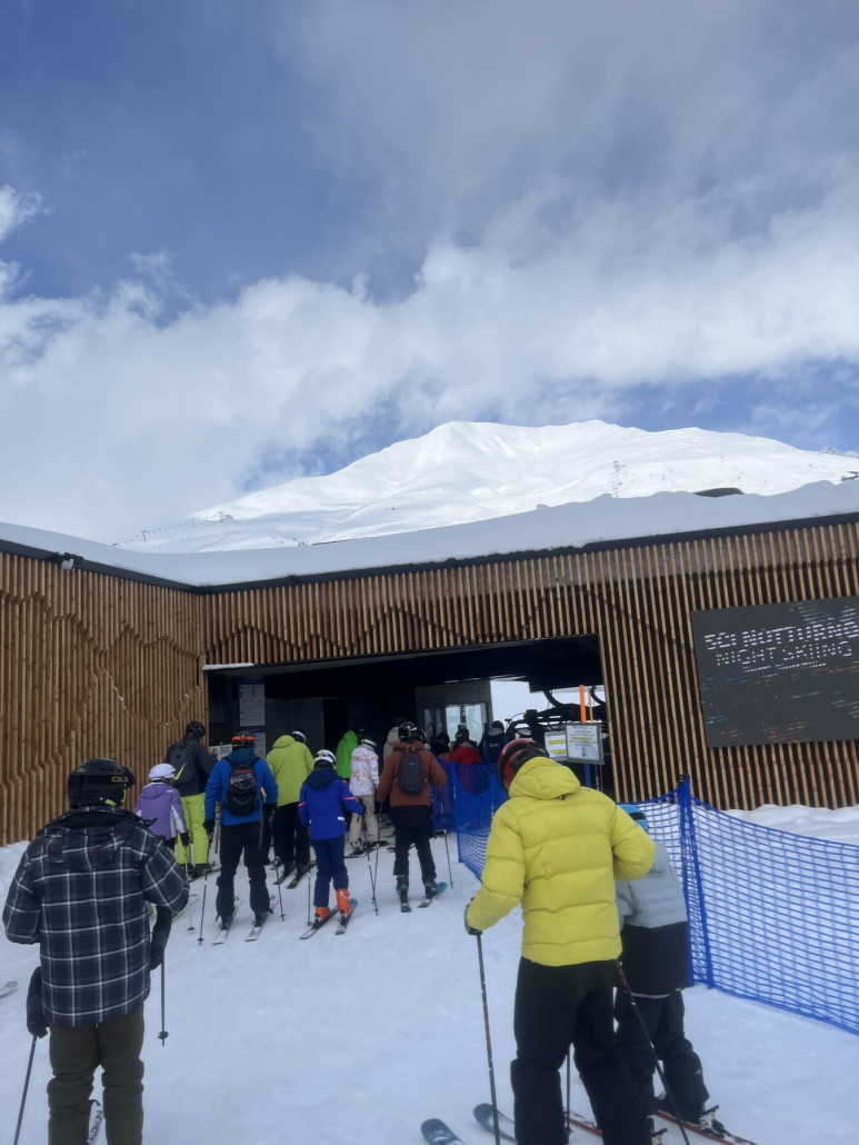 Eingang inklusive schöner Holzverkleidung