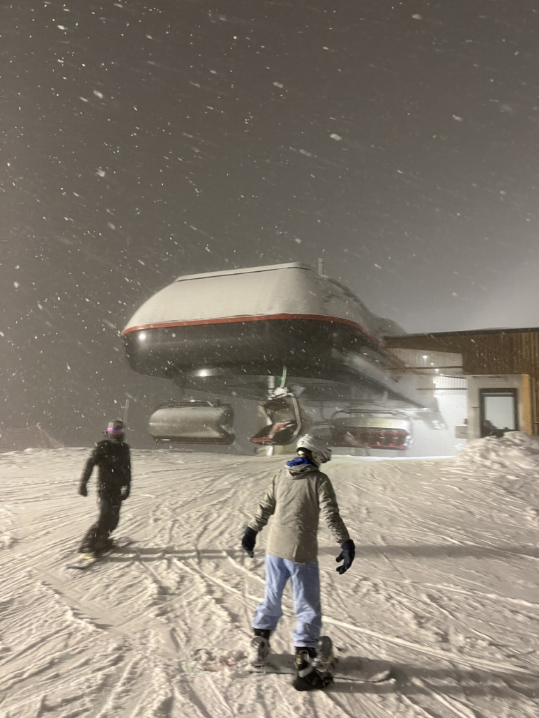 Bergstation bei Nacht