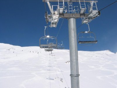 In der 4-SB Herpie (Bj 2002, Poma, 993 m, 328 Hm, 2000 p/h). Gemütlicher Sonnenhang.