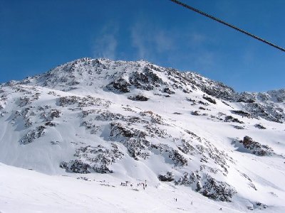 Aus der 4-SB Herpie. Unten die &amp;quot;Sarenne&amp;quot;, in Bildmitte die &amp;quot;Chateau noir&amp;quot;, die hier erst &amp;quot;abkippt&amp;quot; (nach rechts), und also deutlich höher verläuft. Wie man sieht, extrem felsiges Gelände.