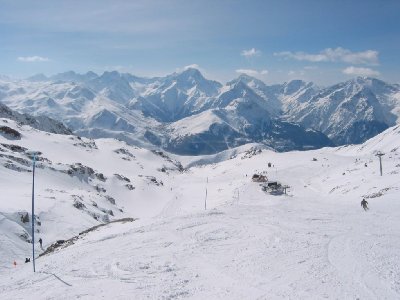 Die Talstation 4-SB Herpie auf 2733 m. Die &amp;quot;Sarenne&amp;quot; führt hier entweder an der 4-SB vorbei oder durch das kurze, ungewalzte Canalone links. Im Hintergrund Les Deux Alpes.