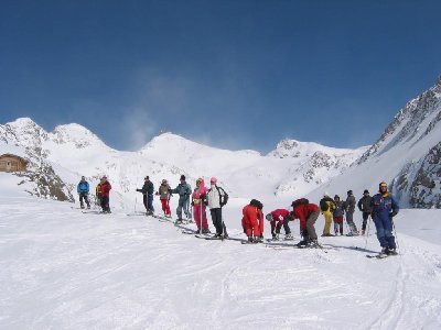 Typische &amp;quot;Sarenne&amp;quot;-Situation. Eines der poste de secours-Häuschen, eine Gruppe blockiert die nicht breite Piste an einem der vielen Absätze und Hangkanten, die zum Bremsen und Halten verlocken
