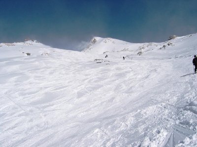 Unterhalb des Gletschers geht es nicht sonderlich steil in Richtung Talstation 4-SB Herpie.