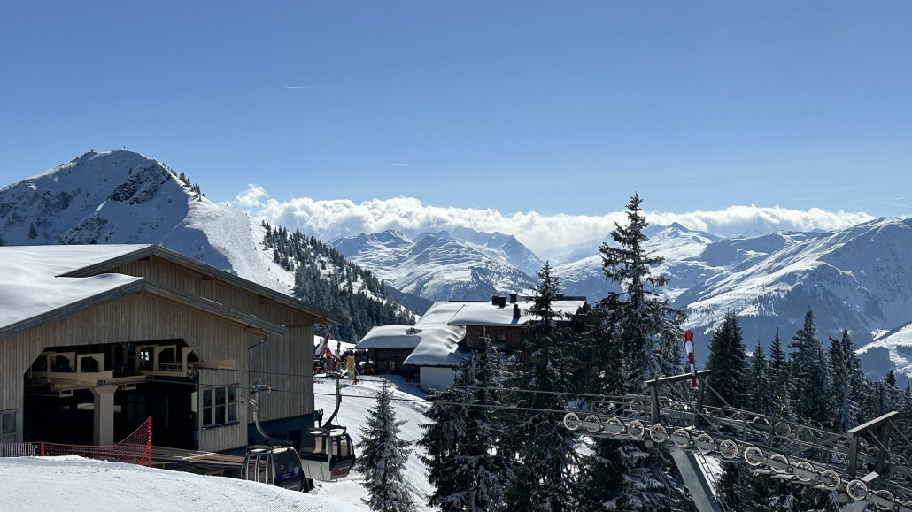 Bergstation Alpenrosenbahn. In der Nacht war es recht kalt und es hat ein wenig geschneit.