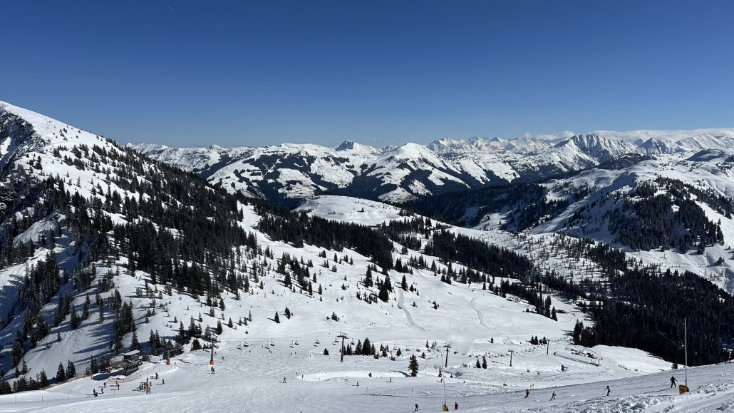 Vom Fleiding. Obwohl Nachmittag und direkte Sonne, relativ wenig Buckel.