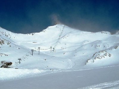 Blick vom Gletscher auf die 4-SB Glacier (Bj 2001, 960 m, 368 Hm, 1600 p/h, Poma) und den Pic Blanc. Für Sommerski wirklich sehr steiles Gelände. Etwa auf der Hälfte des Hanges das Tunnel-Portal.