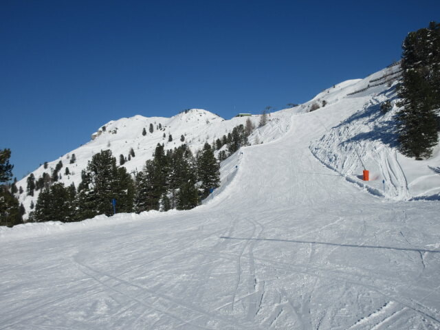 Panorama-Abfahrt, im Hintergrund die Bergstation der 6-MGD Kreuzjoch II und des 4-CLF Panorama