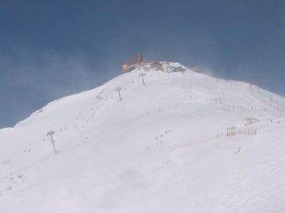 Blick hinauf zum 3323 m hohen Pic Blanc. Rechts die Hauptabfahrt am Südost-Rücken, darunter die beiden Abzweigungen in Richtung &amp;quot;Tunnel&amp;quot; bzw. zu den direkten Hängen an der 4-SB