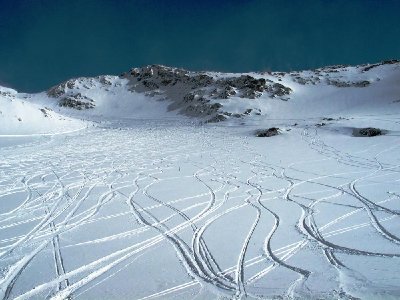 Herrlicher Tiefschnee auf dem Glacier de Sarenne, ideale Wedel-Neigung, dankenswerterweise nur ganz links ein paar gewalzte Spuren.