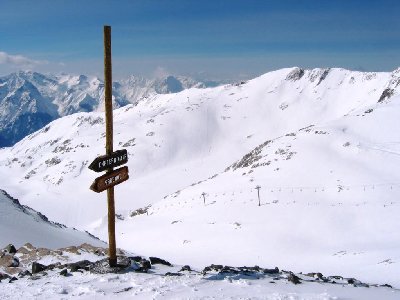 Eindruck der weite dieses Südkessels. Vorne die 4-SB Glacier, links hinten die 4-SB Herpie. Die Abfahrt &amp;quot;Herpie&amp;quot; führt in Bildmitte (sichtbar, gewalzt) auf den Gletscher und stellt die Verbindung zur Gipfel-Bahn her. Wir stehen immer noch am Süd