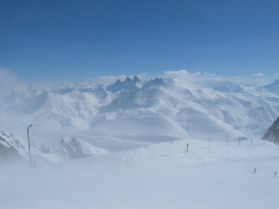 Am Südostrücken des Pic Blanc. Schöner Blick nach Osten auf die 3514 m hohen Aiguilles d´Arves.