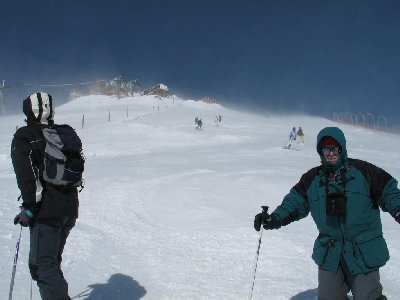 Der erste, doch ziemlich steile Hang am Pic Blanc Südostgrat: abgefahren, brutal verblasen, starker Sturm! Links die 4-SB Glacier.