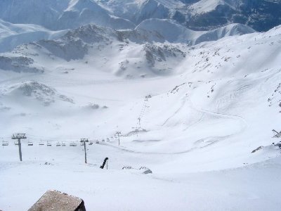 Blick vom Pic Blanc entlang der 4-SB Glacier. In Bildmitte links die vielen Spuren der &amp;quot;Sarenne&amp;quot;, darüber links die Spuren zur &amp;quot;Chateau noir&amp;quot;. Links die 4-SB Herpie, darunter die &amp;quot;Herpie&amp;quot; zur 4-SB Glacier. Etwa in der Mitte d