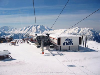 In der 6-EUB Marmottes 2, Blick zur Marmottes-Mittelstation auf 2335 m mit dem Gondelbahnhof