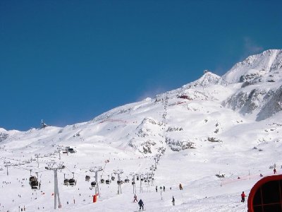 Auf einem Blick: oben Pic Blanc, 3323 m, links Bergstation DMC, 2610 m, Bildmitte Bergstation Marmottes 1, 2335 m, ganz rechts Clocher de Macle, 2780 m